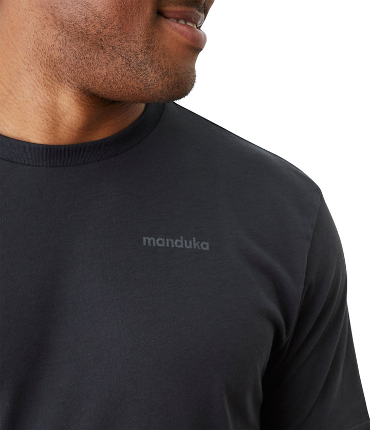 Vinyassa Tee Men - Blackout - Shoulder View - Gallery Image 3 | Manduka | Eco Yoga Store