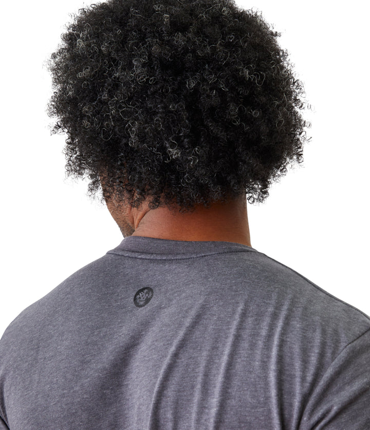 Vinyassa Tee Men - Jet Black Heather - Shoulder View - Gallery Image 4 | Manduka | Eco Yoga Store