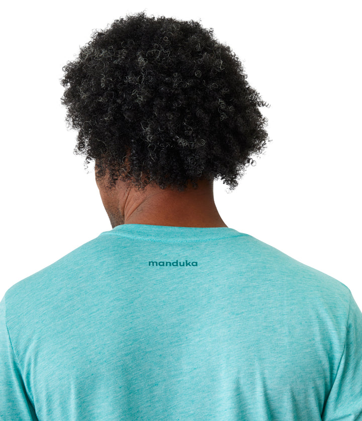 Vinyassa Tee Men - New Viridian - Shoulder View - Gallery Image 3 | Manduka | Eco Yoga Store