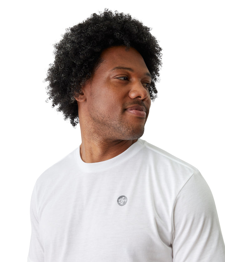 Vinyassa Tee Men - White - Shoulder View - Gallery Image 3 | Manduka | Eco Yoga Store